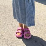 Gonca Vuslateri Instagram – Dump gibi duruyor ama şöyle de bir laf var: 

“Her insanın iyiliğe ve kötülüğe; aşka ve nefrete; barışa ve savaşa ayartılma eğiliminin olduğuna inanıyorum. Kim olduğumuz, kapıyı kime açacağımızla ilgili olsa gerek.” @agahaydin 

Beni götürdüğü yerin adresi dünyamı o kadar ilgilendiriyordu ki…
Paylaşmak istedim🩵

#zaferinrengi @apooguz seti hazırlık karavanı önünde güneşle sınavım..
Öyle güzel iş geliyor ki.. 💛💙👏🏻