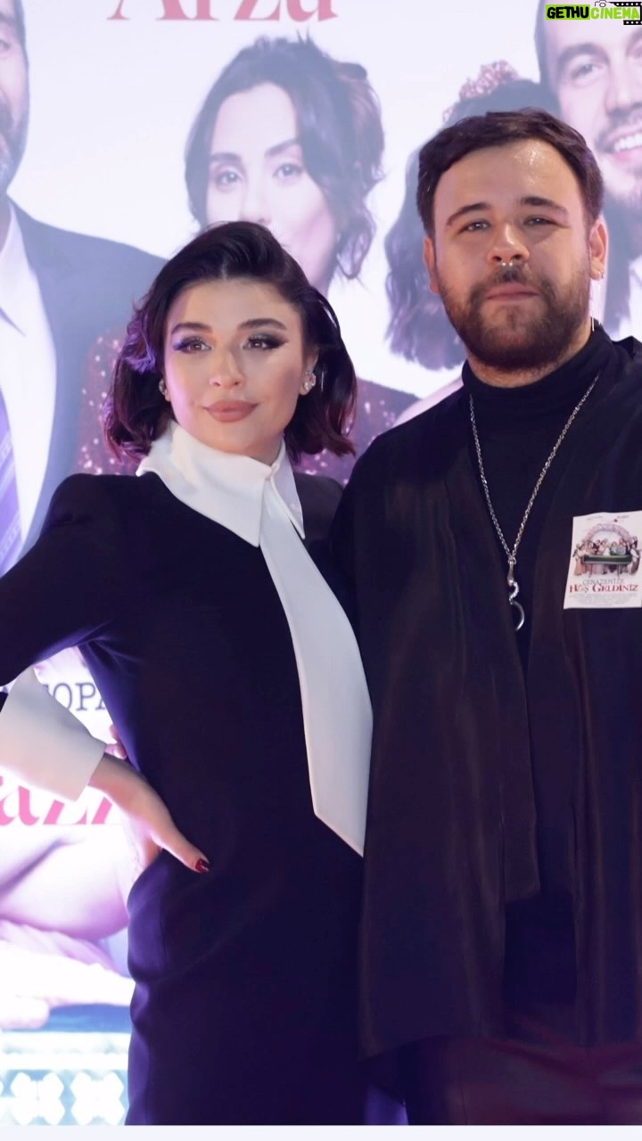 Gonca Vuslateri Instagram - Sevgili Atilla Dorsay.. T24’deki #cenazemizehoşgeldiniz yazınızı heyecanla okudum.. Bu ilk senaryomuz.. Galasında sizleri görmek onurdu.. Bizi tanıştıran muhteşem kaderin müsebbibi sevgili #AttilaÖzdemiroğlu ‘nu sevgiyle anıyorum, binlerce teşekkür ediyorum. Duyduğum büyük hayranlık ve heyecan vizyona girdiğimiz bu ilk günde sayenizde ikiye katlandı.. Sonsuz teşekkürler.. İyi ki varsınız.. 🎀 @ecedorsay vesilesiyle iletileceğini biliyorum bu mesajın💌 @t24comtr 🎉 Elimize sağlık güzelim @dogacanperkun 🪩🎉🎏