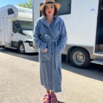 Gonca Vuslateri Instagram – Dump gibi duruyor ama şöyle de bir laf var: 

“Her insanın iyiliğe ve kötülüğe; aşka ve nefrete; barışa ve savaşa ayartılma eğiliminin olduğuna inanıyorum. Kim olduğumuz, kapıyı kime açacağımızla ilgili olsa gerek.” @agahaydin 

Beni götürdüğü yerin adresi dünyamı o kadar ilgilendiriyordu ki…
Paylaşmak istedim🩵

#zaferinrengi @apooguz seti hazırlık karavanı önünde güneşle sınavım..
Öyle güzel iş geliyor ki.. 💛💙👏🏻