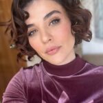 Gonca Vuslateri Instagram – Meaning of dump in my world🦴 / already dump🤘🏻🤢😃

Cheesee! 

I just posed for pictures😃