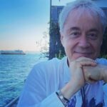 Gonca Vuslateri Instagram - Bir konuya açıklık getirirken takındığın bir tavır var.. incitmeden, yavaş yavaş, tebessümle, insanı sarmalayan o kuvvetli cümlelerinle.. Kısa kestiğin ilk konu bu oldu. En zayıf durumlarda sana kızdığım anlar gözümde.. hafifçe gülümser ve yatıştırırsın.. Bu “yaşamak” konusunu kısa kestiğin için seninle büyük hesaplaşacağız, güzel ruh. Hayatına dahil ettiğin herkes ne şanslı Metin . Seni çok seviyorum .. En sevdiğin sanatçılarla buluşup, birrr sürüü eğlenceli anı paylaşacağına eminim.. Sevmek bir frekanstır. Daima⭐️ Allah rahmet eylesin.. güzel dostumu sarıp sarmalasın Yaradan’ın kuvvetli ışığı.⭐️ #MetinUca