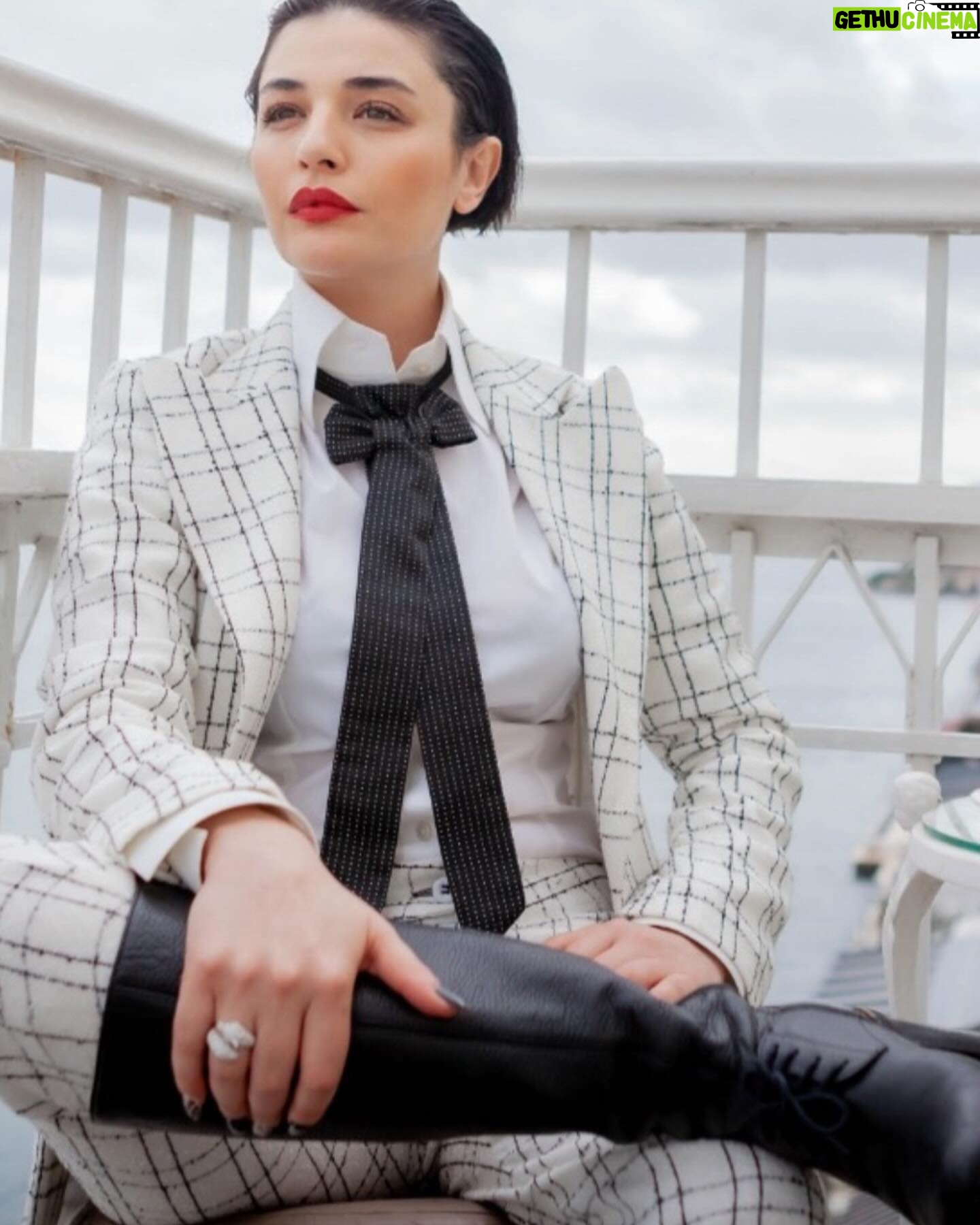 Gonca Vuslateri Instagram - Cumhuriyet’in 100. Yılına dair hissetiğimiz bu coşku, günlerdir süregelen korkunç soykırım haberleriyle kırılıp-bükülüyor.. İnsan olan, hisseder. Küçücük çocuklara üzülüyorum, gelip geçici insanların egosuna yenik düşen kan dolu süreçlerde bir tek düşünen yok onları.. Oyuncaklarını, hayallerini ve hayatlarını ellerinden alan bu sisteme de.. buna destek verip soğukkanlı bakabilen Biden gibi buz gibi yaşlılara lanet olsun. Gazetecilerin sorusuna “seninle konuşmak güzeldi” diye geçiştirdiği cümleyi Allah kahretsin. Bu durumu desteklemeyen Yahudi halkını kine, öfkeye teşvik edip 26 yerinden çocuk bıçaklatan öfkeniz batsın.. Allah’ın varlığını ve yüceliğini çocukları acımadan vurarak ispat etmek ve suçu birbirine mal ederek hala şiddete devam etmek suçtur. Buradan kimse cennete giremeyecek! Onu bilin. Sustuklarımızı da anlatacaklar öldüğümüzde. Önce o başlattı! Demenin Allah katında bir haklılığı var mı bilmiyorum.. Fakat inançları taciz edilen bir toplum, tefekkürün en kutsal ibadet olduğunu artık hatırlayamıyor.. İnsanlık, hafızadan silinmiş gibi bir hayat yaşıyoruz. Cumhuriyet’in 100. Yılında Mustafa Kemal Atatürk’ün stratejilerine ve zekasına bir kez daha minnetimi sunarım.. Bu süreçte hükümetin savaşla ilgili yürüttüğü duruşunu ve politikasını yakından takip etmekteyim. Gaza gelmeden, en makul-en faydalı bir yatıştırıcılık ve eleştiri politikası ülkemiz için en güvenli tepkidir.. Bölgede haber yapmakta olan gazetecilerimizin sonuna kadar yanındayız.. Allah yardımcıları olsun. Dualarım Filistin halkı, savaştan etkilenen her iki tarafın masum bebeleri ve doğrulukla… *Dump pics with notes. Velhasıl, Odacıklarından birinde kalbimin dalgalanır bayrağım.. 100. Yılım.. memleketim.. Canımın izi. 🇹🇷