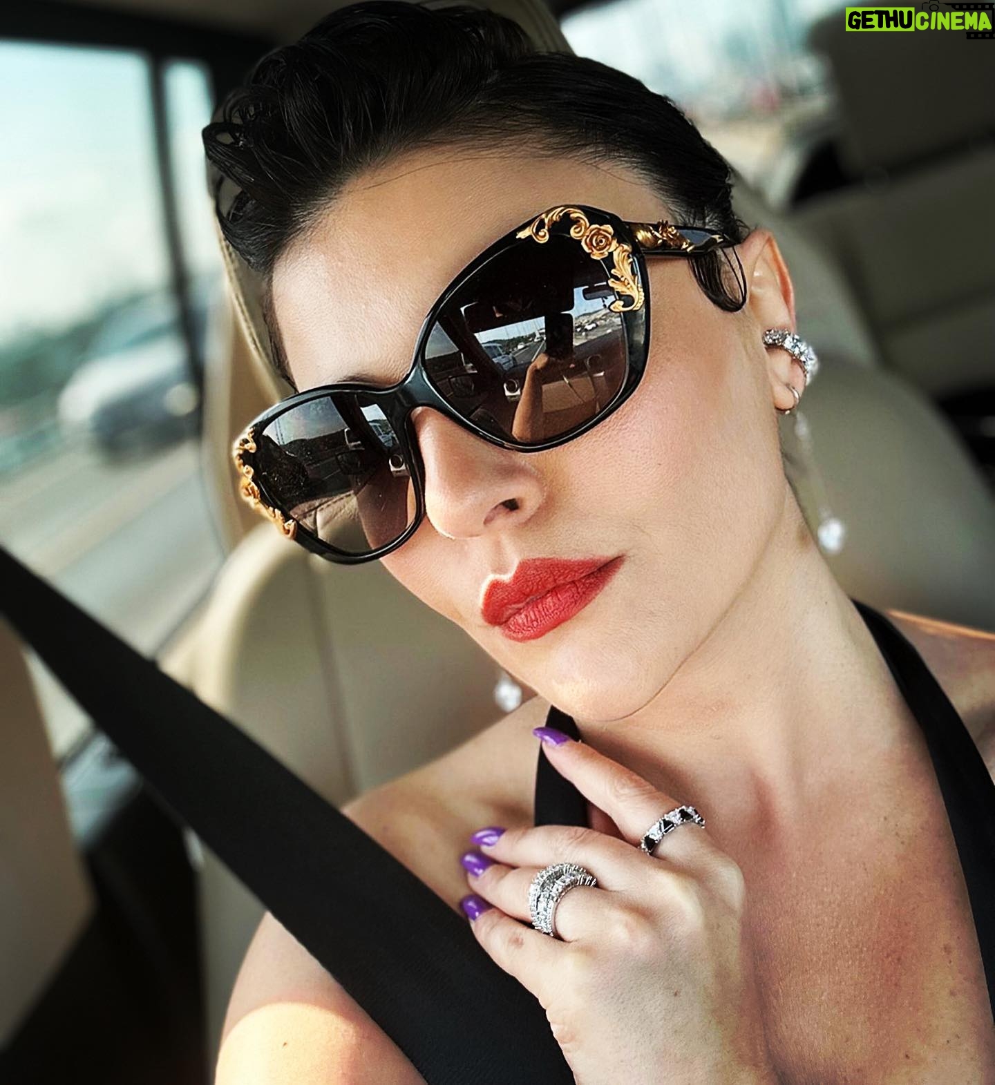 Gonca Vuslateri Instagram - Rüyaya dalıyorum. Organizasyonlar beni beklesin🛰️ make up/ @bybatuhanuncuu