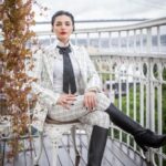 Gonca Vuslateri Instagram - Cumhuriyet’in 100. Yılına dair hissetiğimiz bu coşku, günlerdir süregelen korkunç soykırım haberleriyle kırılıp-bükülüyor.. İnsan olan, hisseder. Küçücük çocuklara üzülüyorum, gelip geçici insanların egosuna yenik düşen kan dolu süreçlerde bir tek düşünen yok onları.. Oyuncaklarını, hayallerini ve hayatlarını ellerinden alan bu sisteme de.. buna destek verip soğukkanlı bakabilen Biden gibi buz gibi yaşlılara lanet olsun. Gazetecilerin sorusuna “seninle konuşmak güzeldi” diye geçiştirdiği cümleyi Allah kahretsin. Bu durumu desteklemeyen Yahudi halkını kine, öfkeye teşvik edip 26 yerinden çocuk bıçaklatan öfkeniz batsın.. Allah’ın varlığını ve yüceliğini çocukları acımadan vurarak ispat etmek ve suçu birbirine mal ederek hala şiddete devam etmek suçtur. Buradan kimse cennete giremeyecek! Onu bilin. Sustuklarımızı da anlatacaklar öldüğümüzde. Önce o başlattı! Demenin Allah katında bir haklılığı var mı bilmiyorum.. Fakat inançları taciz edilen bir toplum, tefekkürün en kutsal ibadet olduğunu artık hatırlayamıyor.. İnsanlık, hafızadan silinmiş gibi bir hayat yaşıyoruz. Cumhuriyet’in 100. Yılında Mustafa Kemal Atatürk’ün stratejilerine ve zekasına bir kez daha minnetimi sunarım.. Bu süreçte hükümetin savaşla ilgili yürüttüğü duruşunu ve politikasını yakından takip etmekteyim. Gaza gelmeden, en makul-en faydalı bir yatıştırıcılık ve eleştiri politikası ülkemiz için en güvenli tepkidir.. Bölgede haber yapmakta olan gazetecilerimizin sonuna kadar yanındayız.. Allah yardımcıları olsun. Dualarım Filistin halkı, savaştan etkilenen her iki tarafın masum bebeleri ve doğrulukla… *Dump pics with notes. Velhasıl, Odacıklarından birinde kalbimin dalgalanır bayrağım.. 100. Yılım.. memleketim.. Canımın izi. 🇹🇷