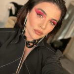 Gonca Vuslateri Instagram - “Gonca hağnım. Biz sizi doğal halinizle seviyorduk” diye hüzünlenmenin altında başkasının yalnızca kendini ilgilendiren sevinçlerine bir çomak sokma kıvancı yatar mı dersiniz?😎 Keşke herkes kendindeki memnuniyetsizliklerle ömür boyu yaşasa ve bunu paraya çevirip ızdıraplarını ödüllendirebilse.. “Komik kadın çirkin olmalıdır yoksa ben niye yürümeyeyim” diyen abilerimizi üzmeseler şu 3 günlük piyasada.. Keşke insan istediği her şeyi bir an’da olabileeeer kafasına gelsek.. Meseleleri mesele etmeyince ortada mesele kalmasa (Demirel: sevmem ama evet) Harika çekim yaptık.. Bu çekim başka çekimlerin habercisi.. 🌿 Sen hele bir rujunu taşır. Bak tavrın nasıl değişiyor:)😎 🌿 Nünaydın🪬