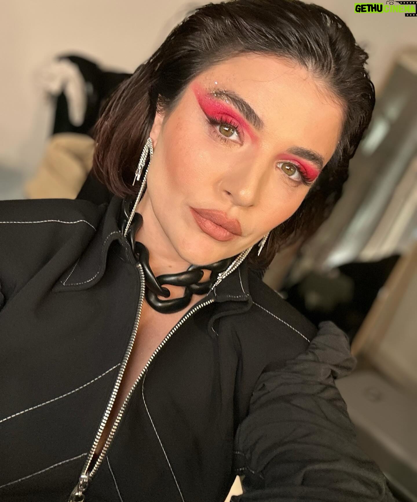 Gonca Vuslateri Instagram - “Gonca hağnım. Biz sizi doğal halinizle seviyorduk” diye hüzünlenmenin altında başkasının yalnızca kendini ilgilendiren sevinçlerine bir çomak sokma kıvancı yatar mı dersiniz?😎 Keşke herkes kendindeki memnuniyetsizliklerle ömür boyu yaşasa ve bunu paraya çevirip ızdıraplarını ödüllendirebilse.. “Komik kadın çirkin olmalıdır yoksa ben niye yürümeyeyim” diyen abilerimizi üzmeseler şu 3 günlük piyasada.. Keşke insan istediği her şeyi bir an’da olabileeeer kafasına gelsek.. Meseleleri mesele etmeyince ortada mesele kalmasa (Demirel: sevmem ama evet) Harika çekim yaptık.. Bu çekim başka çekimlerin habercisi.. 🌿 Sen hele bir rujunu taşır. Bak tavrın nasıl değişiyor:)😎 🌿 Nünaydın🪬