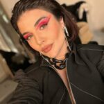 Gonca Vuslateri Instagram - “Gonca hağnım. Biz sizi doğal halinizle seviyorduk” diye hüzünlenmenin altında başkasının yalnızca kendini ilgilendiren sevinçlerine bir çomak sokma kıvancı yatar mı dersiniz?😎 Keşke herkes kendindeki memnuniyetsizliklerle ömür boyu yaşasa ve bunu paraya çevirip ızdıraplarını ödüllendirebilse.. “Komik kadın çirkin olmalıdır yoksa ben niye yürümeyeyim” diyen abilerimizi üzmeseler şu 3 günlük piyasada.. Keşke insan istediği her şeyi bir an’da olabileeeer kafasına gelsek.. Meseleleri mesele etmeyince ortada mesele kalmasa (Demirel: sevmem ama evet) Harika çekim yaptık.. Bu çekim başka çekimlerin habercisi.. 🌿 Sen hele bir rujunu taşır. Bak tavrın nasıl değişiyor:)😎 🌿 Nünaydın🪬