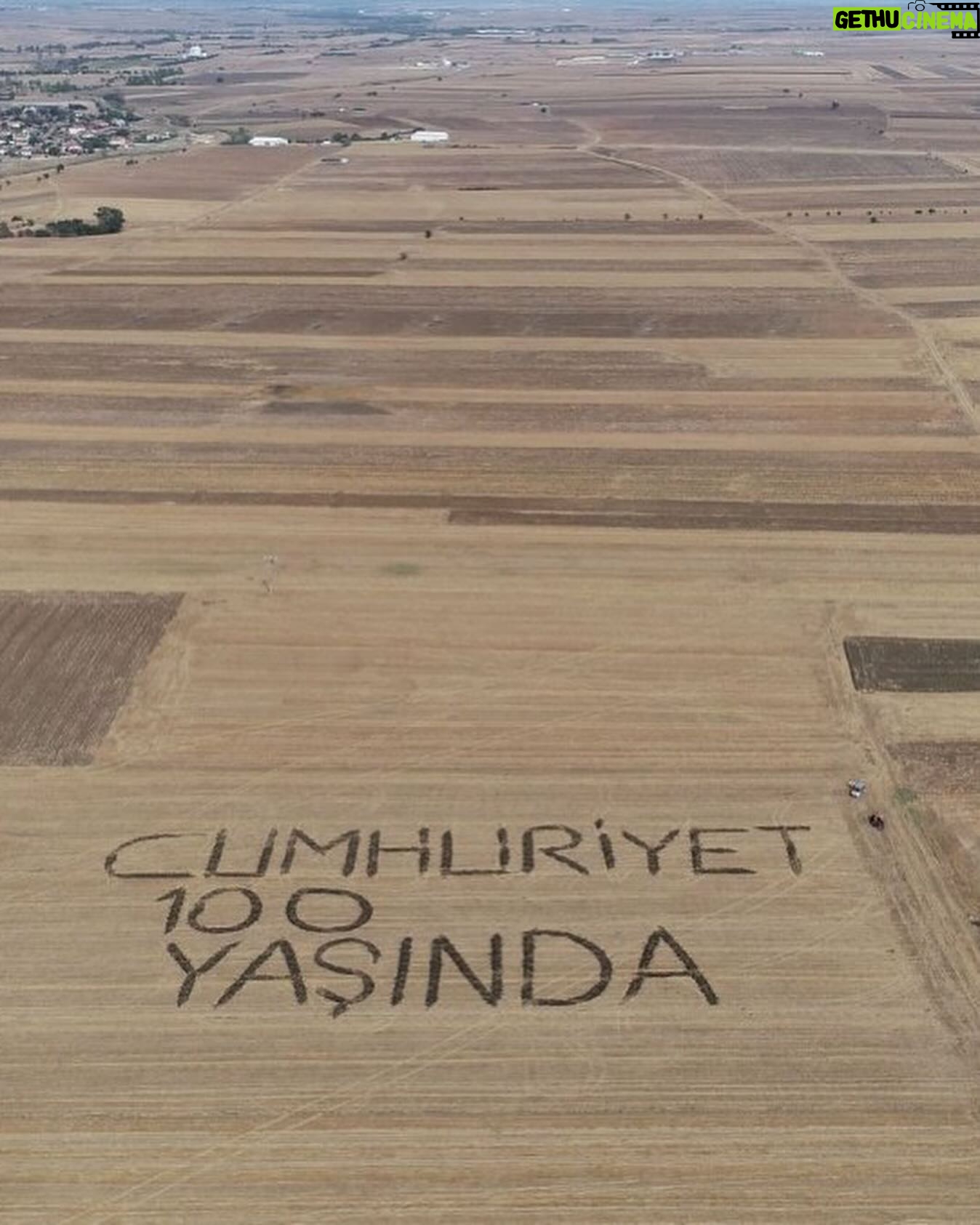 Gonca Vuslateri Instagram - Cumhuriyet’in 100. Yılına dair hissetiğimiz bu coşku, günlerdir süregelen korkunç soykırım haberleriyle kırılıp-bükülüyor.. İnsan olan, hisseder. Küçücük çocuklara üzülüyorum, gelip geçici insanların egosuna yenik düşen kan dolu süreçlerde bir tek düşünen yok onları.. Oyuncaklarını, hayallerini ve hayatlarını ellerinden alan bu sisteme de.. buna destek verip soğukkanlı bakabilen Biden gibi buz gibi yaşlılara lanet olsun. Gazetecilerin sorusuna “seninle konuşmak güzeldi” diye geçiştirdiği cümleyi Allah kahretsin. Bu durumu desteklemeyen Yahudi halkını kine, öfkeye teşvik edip 26 yerinden çocuk bıçaklatan öfkeniz batsın.. Allah’ın varlığını ve yüceliğini çocukları acımadan vurarak ispat etmek ve suçu birbirine mal ederek hala şiddete devam etmek suçtur. Buradan kimse cennete giremeyecek! Onu bilin. Sustuklarımızı da anlatacaklar öldüğümüzde. Önce o başlattı! Demenin Allah katında bir haklılığı var mı bilmiyorum.. Fakat inançları taciz edilen bir toplum, tefekkürün en kutsal ibadet olduğunu artık hatırlayamıyor.. İnsanlık, hafızadan silinmiş gibi bir hayat yaşıyoruz. Cumhuriyet’in 100. Yılında Mustafa Kemal Atatürk’ün stratejilerine ve zekasına bir kez daha minnetimi sunarım.. Bu süreçte hükümetin savaşla ilgili yürüttüğü duruşunu ve politikasını yakından takip etmekteyim. Gaza gelmeden, en makul-en faydalı bir yatıştırıcılık ve eleştiri politikası ülkemiz için en güvenli tepkidir.. Bölgede haber yapmakta olan gazetecilerimizin sonuna kadar yanındayız.. Allah yardımcıları olsun. Dualarım Filistin halkı, savaştan etkilenen her iki tarafın masum bebeleri ve doğrulukla… *Dump pics with notes. Velhasıl, Odacıklarından birinde kalbimin dalgalanır bayrağım.. 100. Yılım.. memleketim.. Canımın izi. 🇹🇷