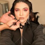 Gonca Vuslateri Instagram - “Gonca hağnım. Biz sizi doğal halinizle seviyorduk” diye hüzünlenmenin altında başkasının yalnızca kendini ilgilendiren sevinçlerine bir çomak sokma kıvancı yatar mı dersiniz?😎 Keşke herkes kendindeki memnuniyetsizliklerle ömür boyu yaşasa ve bunu paraya çevirip ızdıraplarını ödüllendirebilse.. “Komik kadın çirkin olmalıdır yoksa ben niye yürümeyeyim” diyen abilerimizi üzmeseler şu 3 günlük piyasada.. Keşke insan istediği her şeyi bir an’da olabileeeer kafasına gelsek.. Meseleleri mesele etmeyince ortada mesele kalmasa (Demirel: sevmem ama evet) Harika çekim yaptık.. Bu çekim başka çekimlerin habercisi.. 🌿 Sen hele bir rujunu taşır. Bak tavrın nasıl değişiyor:)😎 🌿 Nünaydın🪬