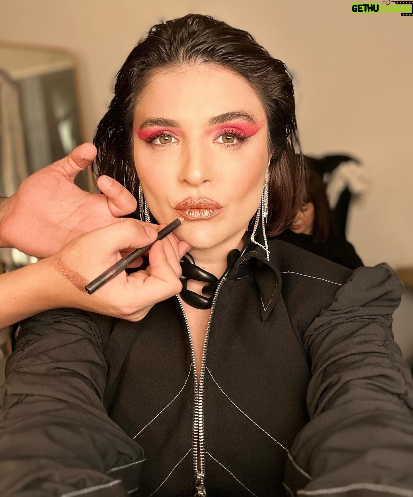 Gonca Vuslateri Instagram - “Gonca hağnım. Biz sizi doğal halinizle seviyorduk” diye hüzünlenmenin altında başkasının yalnızca kendini ilgilendiren sevinçlerine bir çomak sokma kıvancı yatar mı dersiniz?😎 Keşke herkes kendindeki memnuniyetsizliklerle ömür boyu yaşasa ve bunu paraya çevirip ızdıraplarını ödüllendirebilse.. “Komik kadın çirkin olmalıdır yoksa ben niye yürümeyeyim” diyen abilerimizi üzmeseler şu 3 günlük piyasada.. Keşke insan istediği her şeyi bir an’da olabileeeer kafasına gelsek.. Meseleleri mesele etmeyince ortada mesele kalmasa (Demirel: sevmem ama evet) Harika çekim yaptık.. Bu çekim başka çekimlerin habercisi.. 🌿 Sen hele bir rujunu taşır. Bak tavrın nasıl değişiyor:)😎 🌿 Nünaydın🪬