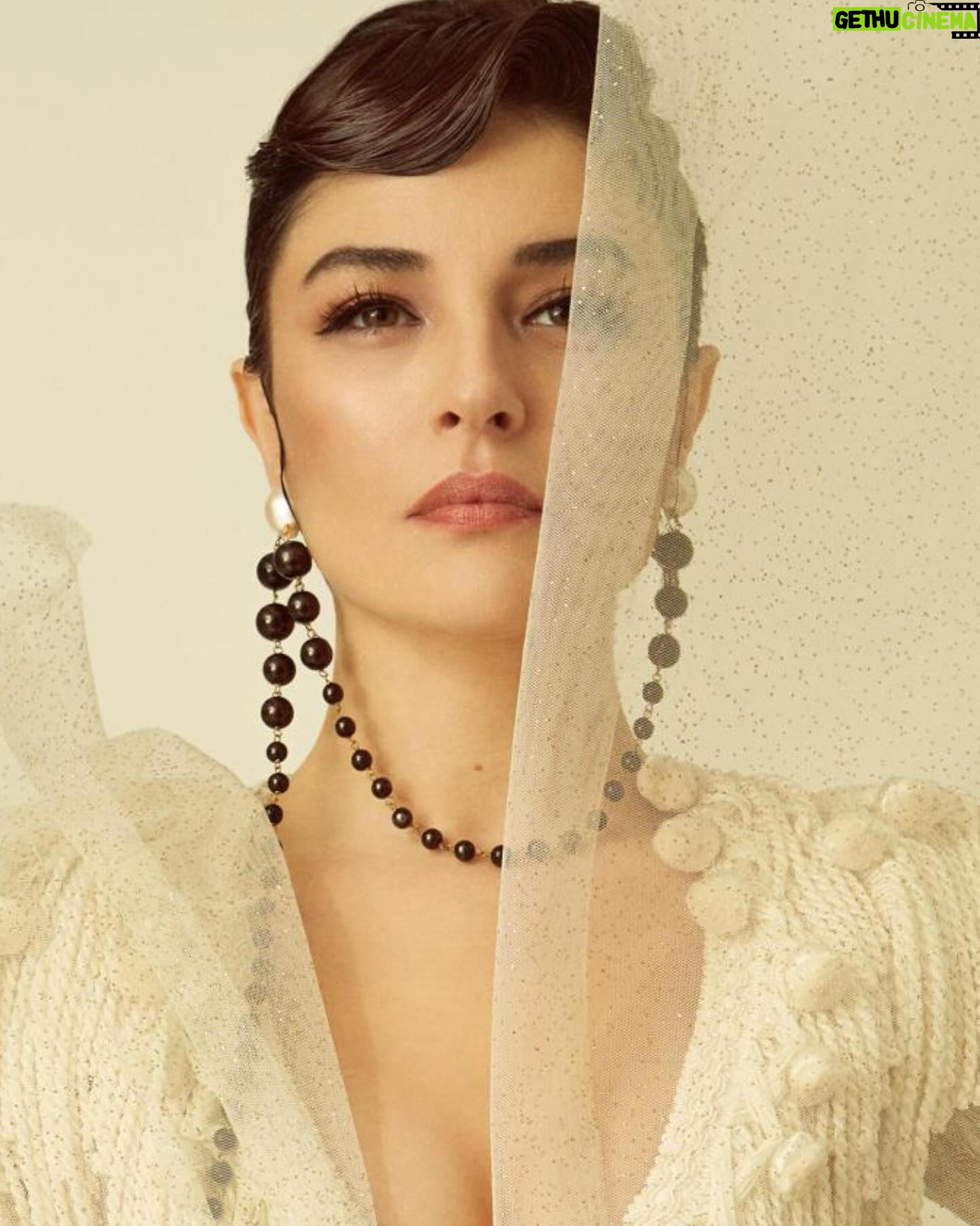 Gonca Vuslateri Instagram - Cumhuriyet’in 100. Yılına dair hissetiğimiz bu coşku, günlerdir süregelen korkunç soykırım haberleriyle kırılıp-bükülüyor.. İnsan olan, hisseder. Küçücük çocuklara üzülüyorum, gelip geçici insanların egosuna yenik düşen kan dolu süreçlerde bir tek düşünen yok onları.. Oyuncaklarını, hayallerini ve hayatlarını ellerinden alan bu sisteme de.. buna destek verip soğukkanlı bakabilen Biden gibi buz gibi yaşlılara lanet olsun. Gazetecilerin sorusuna “seninle konuşmak güzeldi” diye geçiştirdiği cümleyi Allah kahretsin. Bu durumu desteklemeyen Yahudi halkını kine, öfkeye teşvik edip 26 yerinden çocuk bıçaklatan öfkeniz batsın.. Allah’ın varlığını ve yüceliğini çocukları acımadan vurarak ispat etmek ve suçu birbirine mal ederek hala şiddete devam etmek suçtur. Buradan kimse cennete giremeyecek! Onu bilin. Sustuklarımızı da anlatacaklar öldüğümüzde. Önce o başlattı! Demenin Allah katında bir haklılığı var mı bilmiyorum.. Fakat inançları taciz edilen bir toplum, tefekkürün en kutsal ibadet olduğunu artık hatırlayamıyor.. İnsanlık, hafızadan silinmiş gibi bir hayat yaşıyoruz. Cumhuriyet’in 100. Yılında Mustafa Kemal Atatürk’ün stratejilerine ve zekasına bir kez daha minnetimi sunarım.. Bu süreçte hükümetin savaşla ilgili yürüttüğü duruşunu ve politikasını yakından takip etmekteyim. Gaza gelmeden, en makul-en faydalı bir yatıştırıcılık ve eleştiri politikası ülkemiz için en güvenli tepkidir.. Bölgede haber yapmakta olan gazetecilerimizin sonuna kadar yanındayız.. Allah yardımcıları olsun. Dualarım Filistin halkı, savaştan etkilenen her iki tarafın masum bebeleri ve doğrulukla… *Dump pics with notes. Velhasıl, Odacıklarından birinde kalbimin dalgalanır bayrağım.. 100. Yılım.. memleketim.. Canımın izi. 🇹🇷