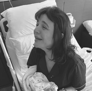 Gonca Vuslateri Instagram - Hoşgeldin Asya Mone👑 Levent Ankara’da ve bir gün sonra yanıma gelecek. Küçük bir kasılma ve kedim (Arte-sfenks olan) anında kucağımda, yırtınıyor.. Haberciymiş meğer. Kasılmalar artıyor. Yalnızca kontrol için gittiğim hastanede “NST yükseliyor bu gece doğum olabilir” deniyor ve hoop Gonca sezaryene! Kordonumuz 40 cm kısa zaten normale giremezmişiz.. Kocam yolda🫂.. @ozdemirogluhepgul varmış bile! Yine!🎪🥰 Canım @prof.dr.cihatsen ! ve artık aile gibi olduğumuz @memorialhospitalsgroup @memorialsaglik ekibi biz bize yeteriz diyoruz ve ameliyathanede Aretha Franklin eşliğinde “You make me feel like a natural woman” şarkısını (yorulmadan dinlediğim tek şarkıdır) dinleyerek Asya geliyor.. solunum biraz uyumlanamıyor başta pırpır ederken canlanıyor ellerim de boş kalıyor haliye manidelerdeki gibi:).. Oksijenini alırken doğum sonrası kızımı görmeye gidiyorum .. babası da gelmiş🥹biraz ağlıyorum tabi.. Hayat ben planlar yaparken başıma gelenler miydi bilemiyorum.. Süt gelmesi lazım nasıl gelecek diye endişe ederken Asya’yı küvezde solunuma bağlı görünce yüzümden akan gözyaşlarım bile süte dönüşüyor çünkü kendine acıyan bir anne bir bebek için zaman kaybından başka bir şey değildir deyip super mario edasıyla odama gidip sağıyorum.. ilk gün 40 cc’ye yakın geliyor. Herkes takdir ediyor kimileri de çok şaşkın.. ben alışkınım kendime oysa.. uğruna kendimi feda ettiğim bir konu var ise sonuçları canımı acıtmaz.. Asya’ya sütler gidiyor.. kendi sütümün sesini eski bir radyo gibi plastik bir zeminde çırılçıplak haliyle duyarken kızımın şapkası yollanıyor .. onu kokluyorum.. ve sütlerim çoğalıyor.. iki gün sonra kavuşuyoruz.. Abartılacak bir şey yok anne diye geliyor kızım.. ama masayı kurmuşuz: sütlerce hazır bekliyordu 😇🍒 Ertesi gün odaya getirilirken @drbahartezcan yanımda.. iyi ki! Ben hep korkardım çocuk yapma fikri hakkında konuşurken bile “yahu ben bebek tutamam düşürürüm Allah korusun.. çok küçükler” ve daha neler.. Onu kucağıma aldığım 3. Fotoğrafta şöyle ağlamıştım: Seni tuttum kızım. Seni tutuyorum. Korkma. Şimdi içimdeki çocuk yıllardır beklediği oyun arkadaşını buldu. Allah’a bin şükür.. Arayan, gelen tüm dostlarımıza çok teşekkür ederiz♥️🌱🧿 🧿