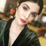 Gonca Vuslateri Instagram - Kusmalar bitti ama röportajlara giderken dalgın dalgın bakma bitmedi tabii✌🏻😄 CENAZEMİZE HOŞGELDİNİZ 22 ARALIK SİNEMALARDA!