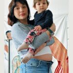 Gonca Vuslateri Instagram - Talihsiz saçmalıkların arka arkaya geldiği dönemlerde bile gülümsemeniz için mücadele veren birileri bir elin parmaklarını geçmez.. Onlar iyi ki varlar. Bugün bunu çok hissettiğim bir gündü. Sevginin sonsuz olduğunu hissettiğim andan beri o kadar ferahlıkla insan eksiltebiliyorum ki hayatımdan, bu hafifliğin verdiği tarifsiz mutluluk sevgimin yüceliğine anca erişir belki : ama değer. Onları kendi biriciklikleri ve başkalıkları içinde sevmek ve saymak, birlikte zaman geçirmekten çok daha sonsuz değere sahip. Hamileliğimde öyle güzel şeyler gösteriyor ve sevmemi sağlıyor ki hayat .. bir çocuğa güvenli alan inşa ederken, kendi yaşamınızdaki sıcaklığı size sunamayan kimliklerle helalleşerek atıyorsunuz temellerini.. Bu dünyanın en kıymetli duygusu. Bu duygular beni işliyor işte ve ben yeni bir şey oynamaya kalktığımda- içinden geçtiğim karaktere “neler oldu biliyor musun?” diye bu serüvenlerimi anlatıyorum aslında.. Replikler de uçuşuyor havada ‘Hello Malatya ne var ne yok orada ‘ Öylece akıp gidiyor.. İyi ki her şeyi çok büyütmemek, ciddiye almamakla ilgili hislerimiz var da azıcık teselli oluyoruz:) Yoksa devrildiği yeri evrildiği yer sanıp yamuk yumuk bir ömrü neşe içinde yaşayan bir gerzek dalgınlığıyla, zenginliğin verdiği refah dışında oksijen yok zannedip, giderdik.. Ben böyle bir sürü şeyi bir süreliğine içimde terk ediyorum falan..hangi gezegense artık depreşen.. Siz nasılsınız son günlerde?