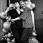 Gonca Vuslateri Instagram – Hoşgeldin Asya Mone👑
Levent Ankara’da ve bir gün sonra yanıma gelecek. Küçük bir kasılma ve kedim (Arte-sfenks olan) anında kucağımda, yırtınıyor.. Haberciymiş meğer. Kasılmalar artıyor. Yalnızca kontrol için gittiğim hastanede “NST yükseliyor bu gece doğum olabilir” deniyor ve hoop Gonca sezaryene! Kordonumuz 40 cm kısa zaten normale giremezmişiz.. 

Kocam yolda🫂.. @ozdemirogluhepgul varmış bile! Yine!🎪🥰
Canım @prof.dr.cihatsen ! ve artık aile gibi olduğumuz @memorialhospitalsgroup @memorialsaglik ekibi biz bize yeteriz diyoruz ve ameliyathanede Aretha Franklin eşliğinde “You make me feel like a natural woman” şarkısını (yorulmadan dinlediğim tek şarkıdır) dinleyerek Asya geliyor.. 
solunum biraz uyumlanamıyor başta pırpır ederken canlanıyor ellerim de boş kalıyor haliye manidelerdeki gibi:)..
Oksijenini alırken doğum sonrası kızımı görmeye gidiyorum .. babası da gelmiş🥹biraz ağlıyorum tabi.. Hayat ben planlar yaparken başıma gelenler miydi bilemiyorum.. 

Süt gelmesi lazım nasıl gelecek diye endişe ederken Asya’yı küvezde solunuma bağlı görünce yüzümden akan gözyaşlarım bile süte dönüşüyor çünkü kendine acıyan bir anne bir bebek için zaman kaybından başka bir şey değildir deyip super mario edasıyla odama gidip sağıyorum.. ilk gün 40 cc’ye yakın geliyor. Herkes takdir ediyor kimileri de çok şaşkın.. ben alışkınım kendime oysa.. uğruna kendimi feda ettiğim bir konu var ise sonuçları canımı acıtmaz.. Asya’ya sütler gidiyor.. kendi sütümün sesini eski bir radyo gibi plastik bir zeminde çırılçıplak haliyle duyarken kızımın şapkası yollanıyor .. onu kokluyorum.. ve sütlerim çoğalıyor.. iki gün sonra kavuşuyoruz.. Abartılacak bir şey yok anne diye geliyor kızım.. ama masayı kurmuşuz: sütlerce hazır bekliyordu 😇🍒
Ertesi gün odaya getirilirken @drbahartezcan yanımda.. iyi ki!
Ben hep korkardım çocuk yapma fikri hakkında konuşurken bile “yahu ben bebek tutamam düşürürüm Allah korusun.. çok küçükler” ve daha neler..
Onu kucağıma aldığım 3. Fotoğrafta şöyle ağlamıştım:

Seni tuttum kızım.
Seni tutuyorum.
Korkma.

Şimdi içimdeki çocuk yıllardır beklediği oyun arkadaşını buldu.
Allah’a bin şükür.. Arayan, gelen tüm dostlarımıza çok teşekkür ederiz♥️🌱🧿

🧿