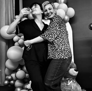 Gonca Vuslateri Instagram - Hoşgeldin Asya Mone👑
Levent Ankara’da ve bir gün sonra yanıma gelecek. Küçük bir kasılma ve kedim (Arte-sfenks olan) anında kucağımda, yırtınıyor.. Haberciymiş meğer. Kasılmalar artıyor. Yalnızca kontrol için gittiğim hastanede “NST yükseliyor bu gece doğum olabilir” deniyor ve hoop Gonca sezaryene! Kordonumuz 40 cm kısa zaten normale giremezmişiz.. 

Kocam yolda🫂.. @ozdemirogluhepgul varmış bile! Yine!🎪🥰
Canım @prof.dr.cihatsen ! ve artık aile gibi olduğumuz @memorialhospitalsgroup @memorialsaglik ekibi biz bize yeteriz diyoruz ve ameliyathanede Aretha Franklin eşliğinde “You make me feel like a natural woman” şarkısını (yorulmadan dinlediğim tek şarkıdır) dinleyerek Asya geliyor.. 
solunum biraz uyumlanamıyor başta pırpır ederken canlanıyor ellerim de boş kalıyor haliye manidelerdeki gibi:)..
Oksijenini alırken doğum sonrası kızımı görmeye gidiyorum .. babası da gelmiş🥹biraz ağlıyorum tabi.. Hayat ben planlar yaparken başıma gelenler miydi bilemiyorum.. 

Süt gelmesi lazım nasıl gelecek diye endişe ederken Asya’yı küvezde solunuma bağlı görünce yüzümden akan gözyaşlarım bile süte dönüşüyor çünkü kendine acıyan bir anne bir bebek için zaman kaybından başka bir şey değildir deyip super mario edasıyla odama gidip sağıyorum.. ilk gün 40 cc’ye yakın geliyor. Herkes takdir ediyor kimileri de çok şaşkın.. ben alışkınım kendime oysa.. uğruna kendimi feda ettiğim bir konu var ise sonuçları canımı acıtmaz.. Asya’ya sütler gidiyor.. kendi sütümün sesini eski bir radyo gibi plastik bir zeminde çırılçıplak haliyle duyarken kızımın şapkası yollanıyor .. onu kokluyorum.. ve sütlerim çoğalıyor.. iki gün sonra kavuşuyoruz.. Abartılacak bir şey yok anne diye geliyor kızım.. ama masayı kurmuşuz: sütlerce hazır bekliyordu 😇🍒
Ertesi gün odaya getirilirken @drbahartezcan yanımda.. iyi ki!
Ben hep korkardım çocuk yapma fikri hakkında konuşurken bile “yahu ben bebek tutamam düşürürüm Allah korusun.. çok küçükler” ve daha neler..
Onu kucağıma aldığım 3. Fotoğrafta şöyle ağlamıştım:

Seni tuttum kızım.
Seni tutuyorum.
Korkma.

Şimdi içimdeki çocuk yıllardır beklediği oyun arkadaşını buldu.
Allah’a bin şükür.. Arayan, gelen tüm dostlarımıza çok teşekkür ederiz♥️🌱🧿

🧿