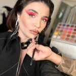 Gonca Vuslateri Instagram - “Gonca hağnım. Biz sizi doğal halinizle seviyorduk” diye hüzünlenmenin altında başkasının yalnızca kendini ilgilendiren sevinçlerine bir çomak sokma kıvancı yatar mı dersiniz?😎 Keşke herkes kendindeki memnuniyetsizliklerle ömür boyu yaşasa ve bunu paraya çevirip ızdıraplarını ödüllendirebilse.. “Komik kadın çirkin olmalıdır yoksa ben niye yürümeyeyim” diyen abilerimizi üzmeseler şu 3 günlük piyasada.. Keşke insan istediği her şeyi bir an’da olabileeeer kafasına gelsek.. Meseleleri mesele etmeyince ortada mesele kalmasa (Demirel: sevmem ama evet) Harika çekim yaptık.. Bu çekim başka çekimlerin habercisi.. 🌿 Sen hele bir rujunu taşır. Bak tavrın nasıl değişiyor:)😎 🌿 Nünaydın🪬