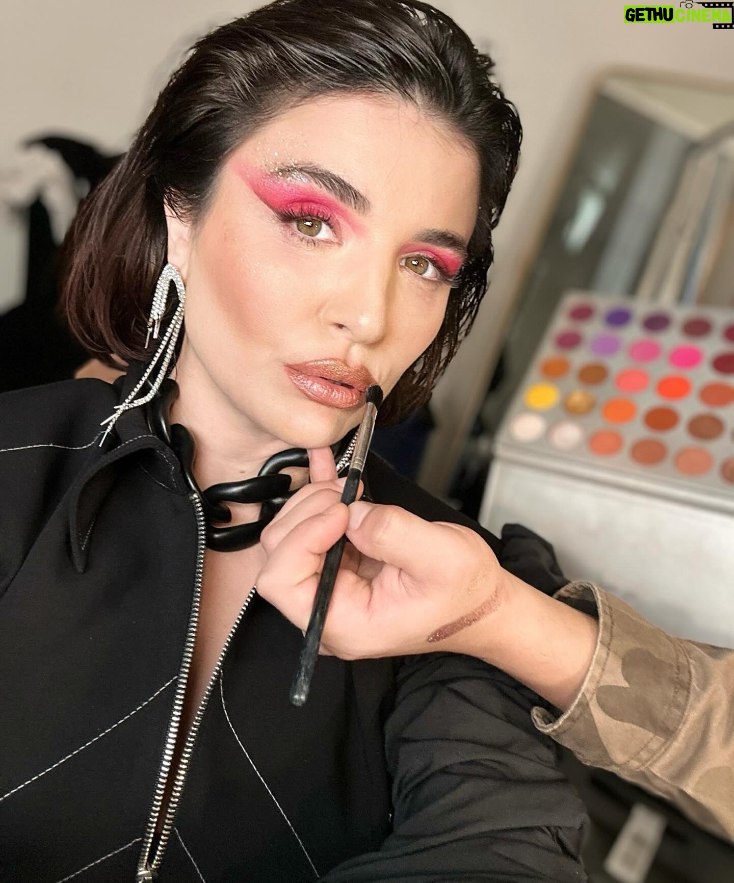 Gonca Vuslateri Instagram - “Gonca hağnım. Biz sizi doğal halinizle seviyorduk” diye hüzünlenmenin altında başkasının yalnızca kendini ilgilendiren sevinçlerine bir çomak sokma kıvancı yatar mı dersiniz?😎 Keşke herkes kendindeki memnuniyetsizliklerle ömür boyu yaşasa ve bunu paraya çevirip ızdıraplarını ödüllendirebilse.. “Komik kadın çirkin olmalıdır yoksa ben niye yürümeyeyim” diyen abilerimizi üzmeseler şu 3 günlük piyasada.. Keşke insan istediği her şeyi bir an’da olabileeeer kafasına gelsek.. Meseleleri mesele etmeyince ortada mesele kalmasa (Demirel: sevmem ama evet) Harika çekim yaptık.. Bu çekim başka çekimlerin habercisi.. 🌿 Sen hele bir rujunu taşır. Bak tavrın nasıl değişiyor:)😎 🌿 Nünaydın🪬
