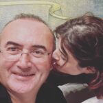 Gonca Vuslateri Instagram – Normal normal bakıyordu hocam. 

Sonra bişiler fısıldadım ona.. ve 2. fotoğraf ortaya çıktı. 

😃

Hocam sen ne zaman pasta üflersen ben o zaman yaş alırım.

Mesafeyi sımsıkı tutmam şart :)

Koşulsuz sevgim, hür vicdanım, hayır demeyi bildiğim her şey, hatalarıma sahip çıkışım, yeniye ve sevgiye duyduğum coşkum, özenişim..

Hepsinde payın var..

İyi ki doğdun.  12 Eylül’de doğum günü kutlamazsın. . 

Seni çok seviyorum öğretmenim.
Daima birlikte🦋 @sunay.akin
