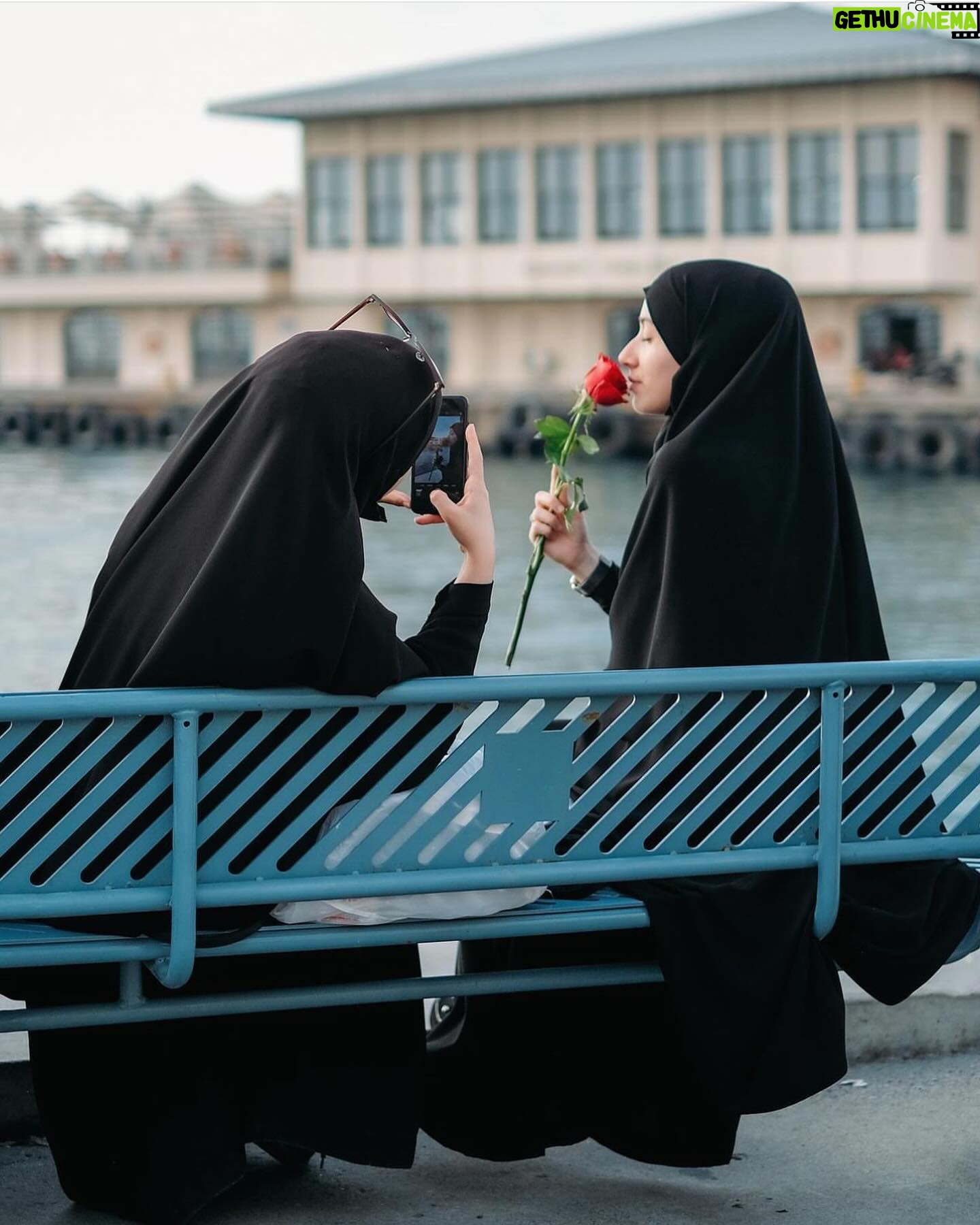 Gonca Vuslateri Instagram - Cumhuriyet’in 100. Yılına dair hissetiğimiz bu coşku, günlerdir süregelen korkunç soykırım haberleriyle kırılıp-bükülüyor.. İnsan olan, hisseder. Küçücük çocuklara üzülüyorum, gelip geçici insanların egosuna yenik düşen kan dolu süreçlerde bir tek düşünen yok onları.. Oyuncaklarını, hayallerini ve hayatlarını ellerinden alan bu sisteme de.. buna destek verip soğukkanlı bakabilen Biden gibi buz gibi yaşlılara lanet olsun. Gazetecilerin sorusuna “seninle konuşmak güzeldi” diye geçiştirdiği cümleyi Allah kahretsin. Bu durumu desteklemeyen Yahudi halkını kine, öfkeye teşvik edip 26 yerinden çocuk bıçaklatan öfkeniz batsın.. Allah’ın varlığını ve yüceliğini çocukları acımadan vurarak ispat etmek ve suçu birbirine mal ederek hala şiddete devam etmek suçtur. Buradan kimse cennete giremeyecek! Onu bilin. Sustuklarımızı da anlatacaklar öldüğümüzde. Önce o başlattı! Demenin Allah katında bir haklılığı var mı bilmiyorum.. Fakat inançları taciz edilen bir toplum, tefekkürün en kutsal ibadet olduğunu artık hatırlayamıyor.. İnsanlık, hafızadan silinmiş gibi bir hayat yaşıyoruz. Cumhuriyet’in 100. Yılında Mustafa Kemal Atatürk’ün stratejilerine ve zekasına bir kez daha minnetimi sunarım.. Bu süreçte hükümetin savaşla ilgili yürüttüğü duruşunu ve politikasını yakından takip etmekteyim. Gaza gelmeden, en makul-en faydalı bir yatıştırıcılık ve eleştiri politikası ülkemiz için en güvenli tepkidir.. Bölgede haber yapmakta olan gazetecilerimizin sonuna kadar yanındayız.. Allah yardımcıları olsun. Dualarım Filistin halkı, savaştan etkilenen her iki tarafın masum bebeleri ve doğrulukla… *Dump pics with notes. Velhasıl, Odacıklarından birinde kalbimin dalgalanır bayrağım.. 100. Yılım.. memleketim.. Canımın izi. 🇹🇷