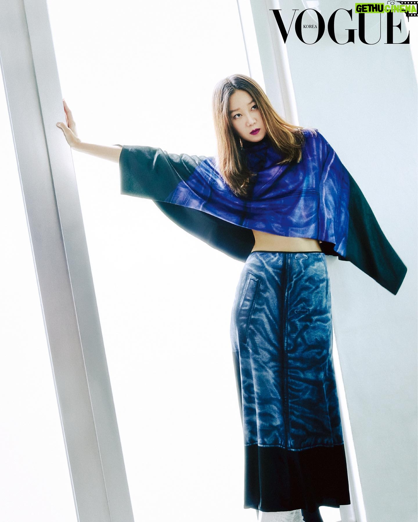 Gong Hyo-jin Instagram - 비가 많이 내리던 서울에서의 어느날 @loewe @jonathan.anderson 🎈