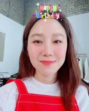 Gong Hyo-jin Instagram - 안녕하세요 여러분. 부탁하고싶은게 있어요! 곧 다가올 생일 때 여러분의 넘치는 축하만 받을께요. 선물을 배달하며 배출되는 탄소,한번에 다  먹지못하는 소중한 케잌, 한꺼번에 모이는 포장재들이 제 마음을 힘들게도 합니다.. 너무나 감동스럽고, 대단히 많이 모여있는 꽃과 선물들을 받아보면 내가 정말 많은 사랑을 받고 축하받았구나. 놀랍고 감동스럽지만 한편으로 저는 그 모든게 너무 아깝습니다….. 저의 팬들이라면 제마음을 잘 이해해줄거라고 믿어요. 제게 표현해주고픈 그마음을 저도 너무 잘 알고있어요. 이번엔 선물과 꽃, 케잌 우리같이 기부합시다!!!! 사랑합니다  Hi all,

This birthday, wishing me happiness with just your words of love and kindness would mean the world to me. On one hand, I’m always so thankful for your beautiful gifts..but on the other, all the packaging that comes with shipping, plastic wrapping, and even the cakes that I can never finish on my own..in the end, all lead to waste and it weighs heavy on my heart! I know my fans will understand my reasons for this, so above all else, thank you! The countless number of times you’ve sent me flowers and handmade gifts, I’ll remember them always. This year, perhaps we can give to those who are really in need. xoxo. ♥️♥️♥️♥️♥️♥️♥️