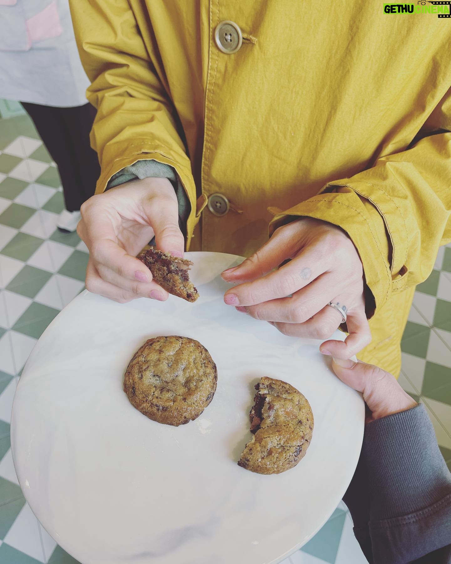 Gong Hyo-jin Instagram - Stick with me π μ°λ¦¬μ νΉλ³ν λ μ λΉλ΄μ€ sweets
