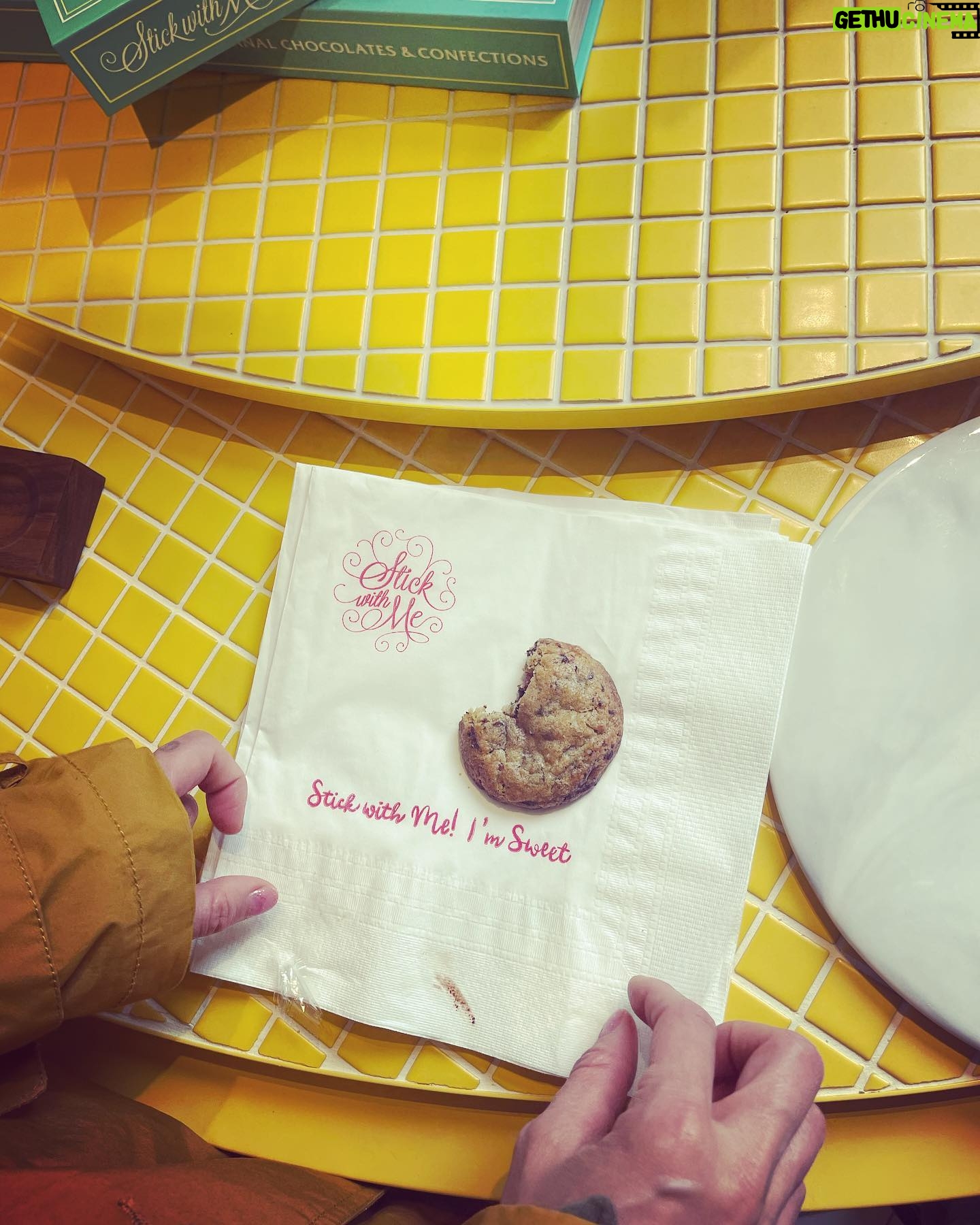 Gong Hyo-jin Instagram - Stick with me π μ°λ¦¬μ νΉλ³ν λ μ λΉλ΄μ€ sweets