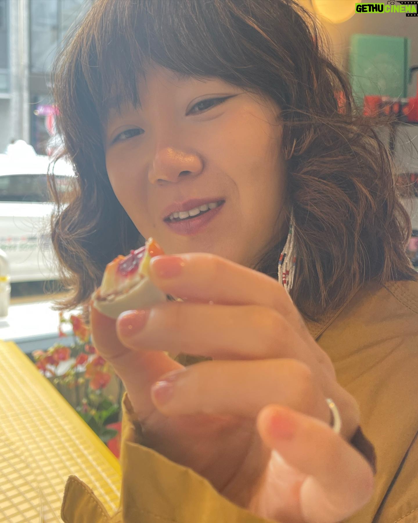 Gong Hyo-jin Instagram - Stick with me π μ°λ¦¬μ νΉλ³ν λ μ λΉλ΄μ€ sweets