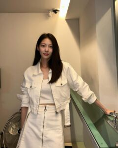 Gong Seung-yeon Instagram - 🙂