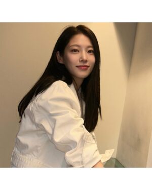 Gong Seung-yeon Instagram - 🙂