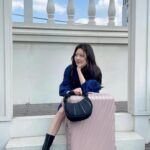 Gong Seung-yeon Instagram - 어떤 룩에나 잘 어울리는 투미 아스라 컬렉션, 딸기우유 색감의 여리여리한 19 디그리 캐리어💕 #광고 #TUMI #TUMIAsra #TUMIKR #TUMI19D