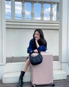 Gong Seung-yeon Instagram - 어떤 룩에나 잘 어울리는 투미 아스라 컬렉션, 딸기우유 색감의 여리여리한 19 디그리 캐리어💕 #광고 #TUMI #TUMIAsra #TUMIKR #TUMI19D