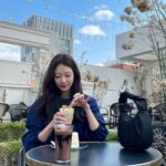 Gong Seung-yeon Instagram - 어떤 룩에나 잘 어울리는 투미 아스라 컬렉션, 딸기우유 색감의 여리여리한 19 디그리 캐리어💕 #광고 #TUMI #TUMIAsra #TUMIKR #TUMI19D