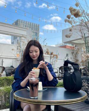 Gong Seung-yeon Instagram - 어떤 룩에나 잘 어울리는 투미 아스라 컬렉션,
딸기우유 색감의 여리여리한 19 디그리 캐리어💕

#광고 #TUMI #TUMIAsra #TUMIKR #TUMI19D