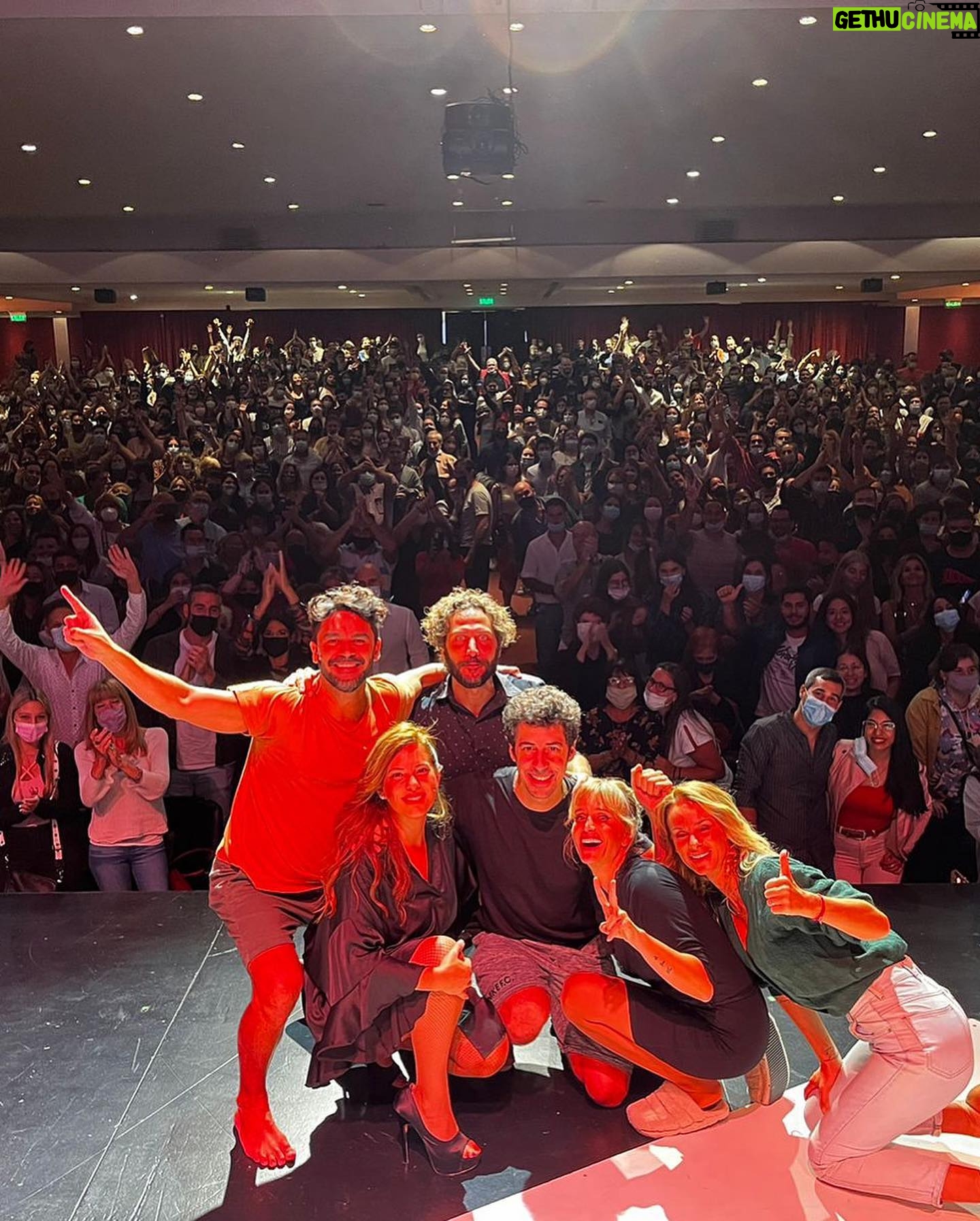 Gonzalo Heredia Instagram - Es imposible decir, contar, escribir todo lo q vivimos haciendo esta obra de teatro. 4 años 4 temporadas Hoy es la última función. Hoy terminamos. Ahí queda un pedazo de nosotros. Gracias.