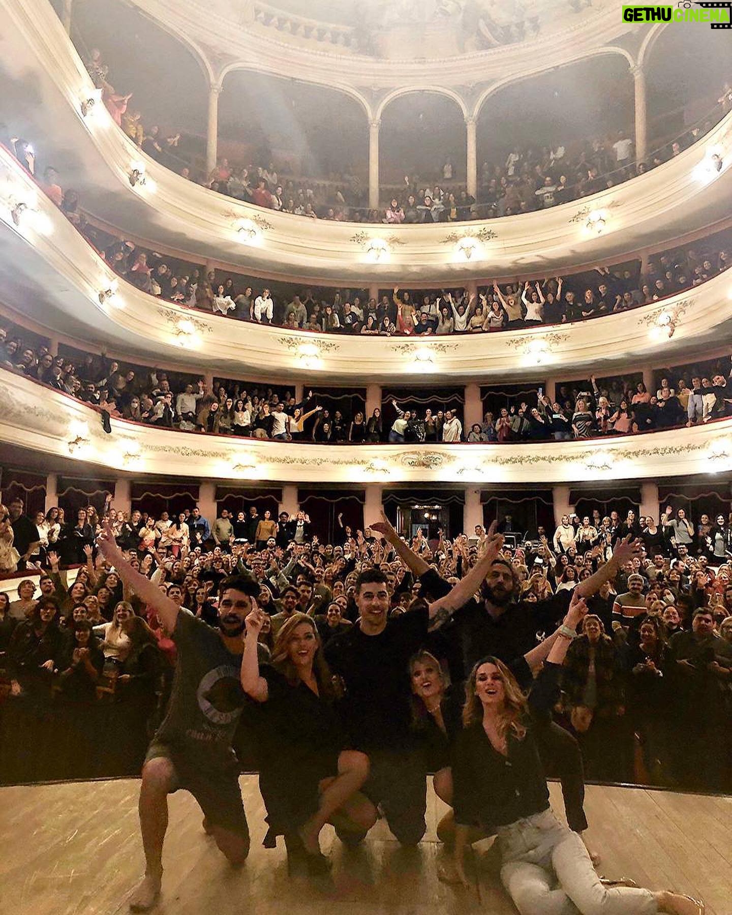 Gonzalo Heredia Instagram - Es imposible decir, contar, escribir todo lo q vivimos haciendo esta obra de teatro. 4 años 4 temporadas Hoy es la última función. Hoy terminamos. Ahí queda un pedazo de nosotros. Gracias.