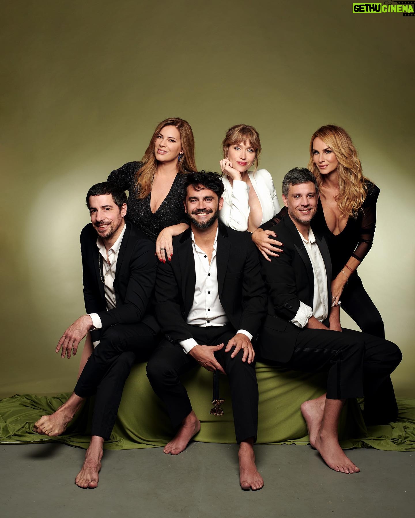 Gonzalo Heredia Instagram - Es imposible decir, contar, escribir todo lo q vivimos haciendo esta obra de teatro. 4 años 4 temporadas Hoy es la última función. Hoy terminamos. Ahí queda un pedazo de nosotros. Gracias.