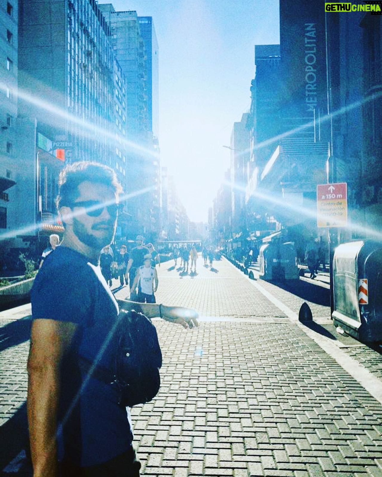 Gonzalo Heredia Instagram - Carretito últimos 7 días. 1-incendio frente al teatro 2-¿qué espías? 3-el rayo cegador 4-acto primer día de colegio 5-sentado en el aula de hijo 6-Philip ❤️ Roth 7-secuelas de entrar el tender bajo la lluvia