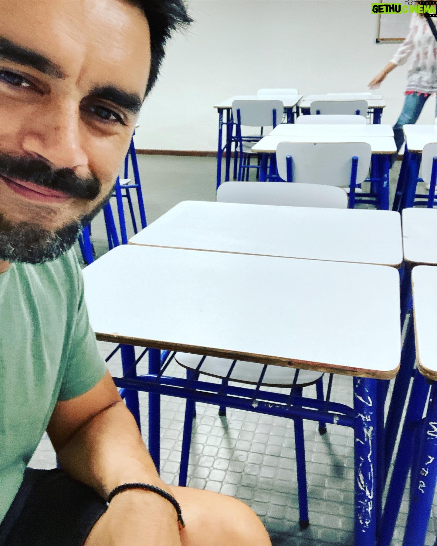 Gonzalo Heredia Instagram - Carretito últimos 7 días. 1-incendio frente al teatro 2-¿qué espías? 3-el rayo cegador 4-acto primer día de colegio 5-sentado en el aula de hijo 6-Philip ❤️ Roth 7-secuelas de entrar el tender bajo la lluvia