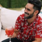Gonzalo Heredia Instagram - Decime si no es amor a primera vista. Seguro que te tenté con este #CampariTonic así que te dejo la receta: 1 copa con mucho hielo 🧊 1 medida de @campariarg 3 de tónica 1 rodaja de limón 🍋 Y disfruten!!!!