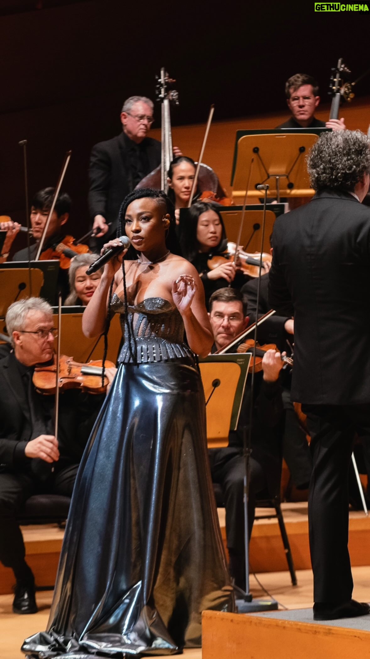 Goyo Instagram - Yo Creo en los imposibles y en lo inesperado. A si que a resistir y vivir Gracias @gustavodudamel y la @laphil lo que menos imagine fue escuchar #Tumbao en esta version. Que honor. 💜🥹🇨🇴