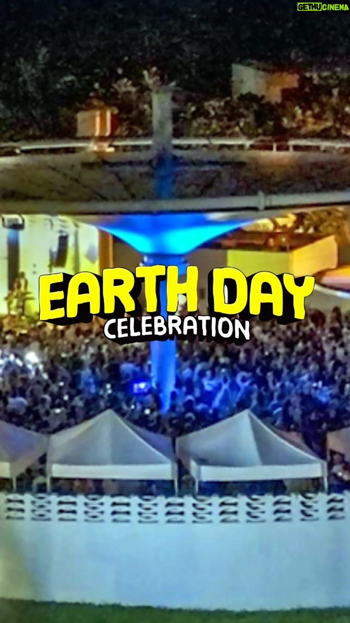 Goyo Instagram - UN ÉXITO TOTAL! 🙏🏻🎶🌎👏 ¡La primera edición del festival musical de alto impacto #EarthDayCelebration en Miami fue arrolladora! ¡Más de 1100 personas sacaron sus tickets para venir a celebrar la Madre Tierra en su día con la mejor música, y mensajes de ONGs animalistas y ambientalistas en @miamibeachbandshell! Con la presencia de grandes artistas @bacilos @jorgevillamizar @goyo @salomonbeda @victordrija @connector @aterciopelados @silvinafuentes @duck.romero y celebridades, influencers y deportistas unidos por la Tierra.¡Con una host de lujo! @silvinafuentes ⭐️ Nuestros speakers de lujo @earthdaynetwork #BraddyHunterFoundation @biowackernagel @cortadafoundation y la deliciosa la comida vegana de @plantiserrie Agradecemos especialmente @braddyhunterfoindation por confiar y apoyar #EarthDayCelebration así como a @ormuspatagonia.usa 🙌🏽🌍🎶 Una producción de @joinlightside junto @eco.house @econewses @imwitheband @joaquinurbonas @sintientesorg @nomadesomos Hemos donado nuestra ayuda para hacer posible una gran limpieza de la mano de @cleanmiamibeach en Miami Beach por el Día de la Tierra, donde casi cien personas escucharon música con los audífonos de @silentrevolutionevents 🎧🙌🏽🌊 Gracias especiales a @chicasguapastv @lucia_ugarte @vickyrellihan @aldiascaso por el gran apoyo. Orgullosos de haber plantado una semilla de conciencia en USA. Esto fue el puntapié inicial a la campaña #Music4impact, la cual conecta a la música con acciones socioambientales y de cuidado animal de impacto positivo. 🎬 @thebirdmovement ✅✊🌍 #diadelatierra #animales #festivalmusical #miami #earthday