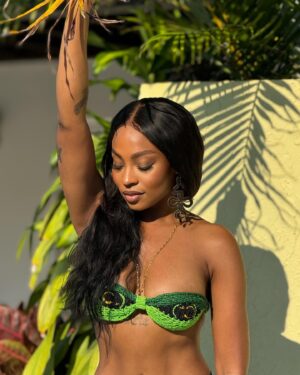 Goyo Instagram - Las mujeres que inspiran arte son musas , decidi ser mi Propia Musa. 🍍☀️❤️‍🔥🤲🏾🍃

@alma_psicodelica 🔥🤟🏾🦋