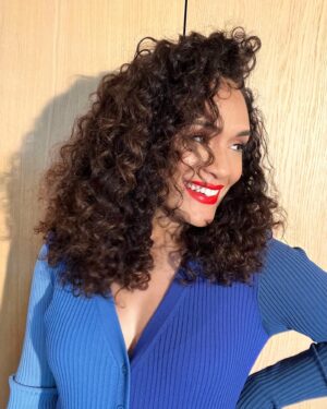 Grace Byers Instagram - Thank you to my glam team for the amazing energy and endless talent as we prepared for @accesshollywood today! 🔷 Chatting all things @harlemonprime S2, The Blackening and life.

stylist x @adenarohatiner
makeup x @tayriverabeauty
hair x @rena.calhoun
dress x @staud.clothing
pumps x @sam_edelman
jewelry x @sterlingforever

💙