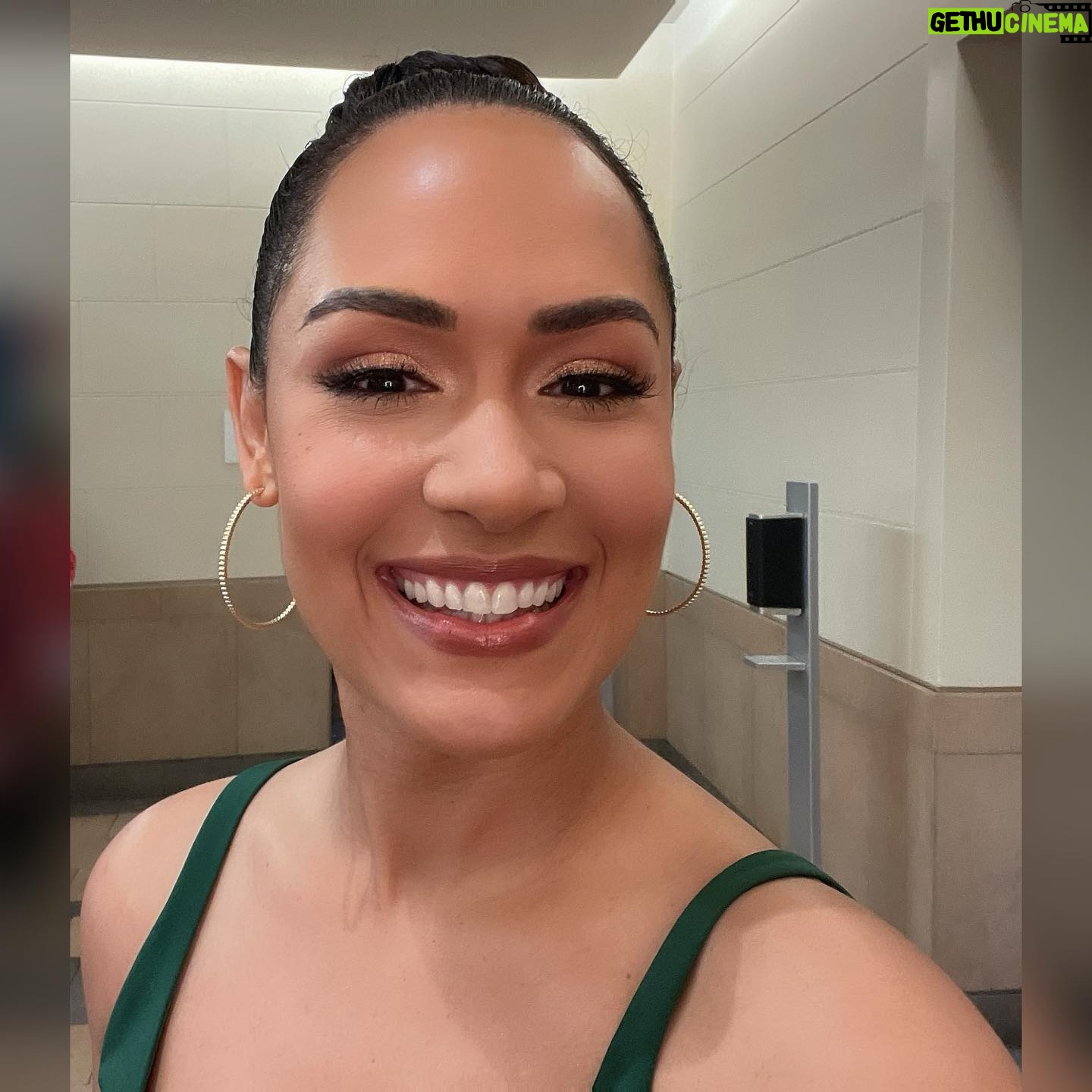 Grace Byers Instagram - Thank you @Deadline for today’s #FYC Contenders Panel🔋 stylist x @adenarohatiner fit x @ongoajpairamofficial makeup x @tayriverabeauty hair x me shoes x @stuartweitzman Thank you Glam!💚 #Harlem #Emmys @harlemonprime