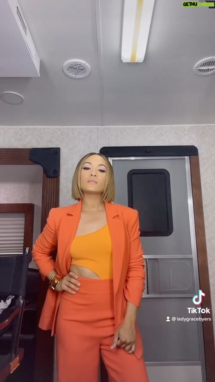 Grace Byers - 26.1K Likes - ~•~ Favorite Quinn Lewks #1 ~•~
(This #BTS was taken during shooting last year 🤗).
It’s no secret that the entire creative team is 🔥 on @harlemonprime.
Completely obsessed with so many of Quinn’s looks this season! Showing you guys a closer look at the artistry that takes places to make Quinn Joseph come to life.
This whole tangerine-citrus number stole my HEART! 🧡🍊🧡
The Creative Team:
@thereeldesign Deidra Govan on Style (#DeirdraDidThat - this whole fit is just 😍🥵)
@lexxlooks Lexann Rosser on Beat (Get into that skin, orange liner and flawless brows 🧡😭)
@bankzo Bankzo on Tresses (He cut, colored and styled this fire bob and all of a sudden I didn’t know how to act 👀❤️🔥).
What was your fav fit from this season?👇🏽