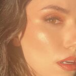 Grace Caroline Currey Instagram – Such a golden weekend. 
Thank you to everyone who made my time at @comicconla so full of love and light. 

Hair and Makeup: @elainakarras_