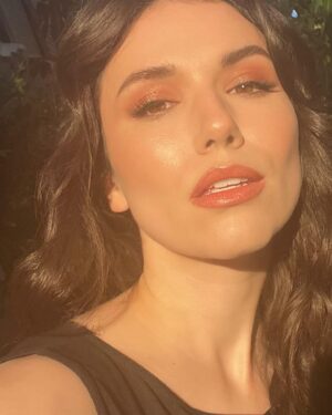 Grace Caroline Currey Instagram - Such a golden weekend. 
Thank you to everyone who made my time at @comicconla so full of love and light. 

Hair and Makeup: @elainakarras_