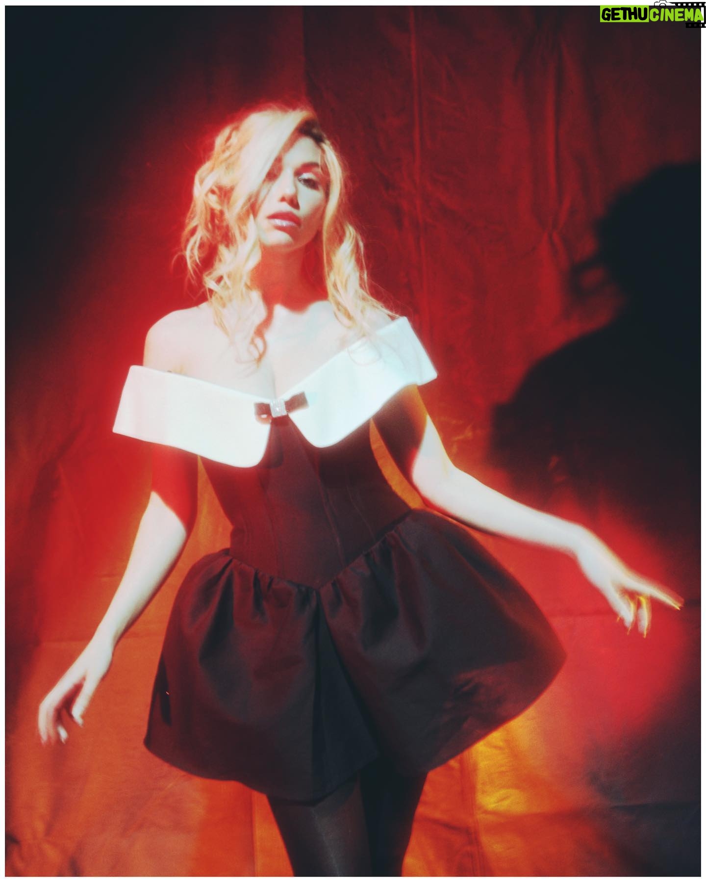 Grace Caroline Currey Instagram - a little look behind the scenes 🤍 NUMÉRO NETHERLANDS: @numero_netherlands Photographer: Nick Rasmussen @byNickRasmussen Stylist: Tabitha Sanchez @tabitharsanchez Make-up: Nick Lennon @itsnicklennon Hair: Greg Lennon @gregglennonjr Photography assistants: Dawn Lu & Liv Tindall @ludawndawn @oliviatindall Studio: The Ivory Space @theivory.space Editor: Timi Letonja @timiletonja Interview: Jana Letonja @janaletonja Cover design: Arthur Roeloffzen @arthurroeloffzen